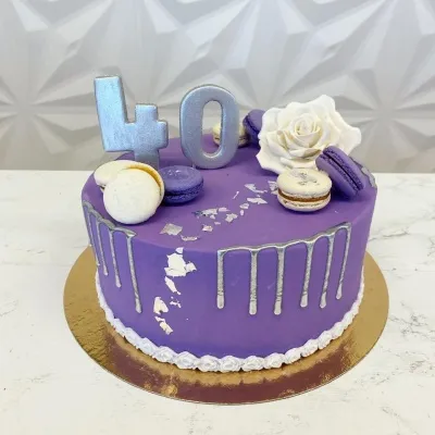 Fjólublá afmæliskaka
