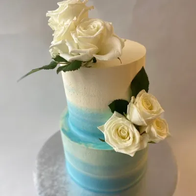 Blá & hvít með lifandi blómum