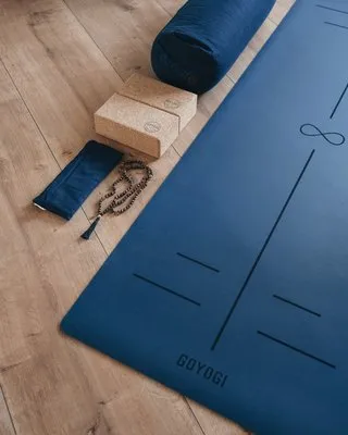 Goyogi – PREMIUM náttúruleg jógadýna með mögnuðu gripi. Blá.