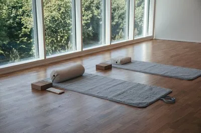 Jógadýna úr endurunninni ull -ljósgrá.