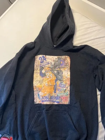 Svört hettupeysa. Kobe Bryant