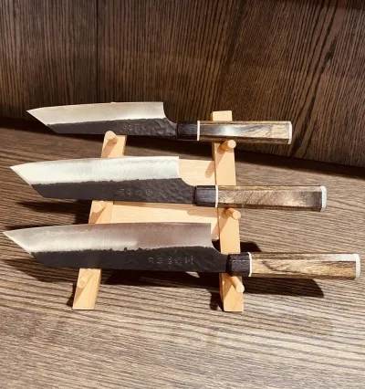 JKC Pateru Aogami 3 hnífa sett á viðarstandi